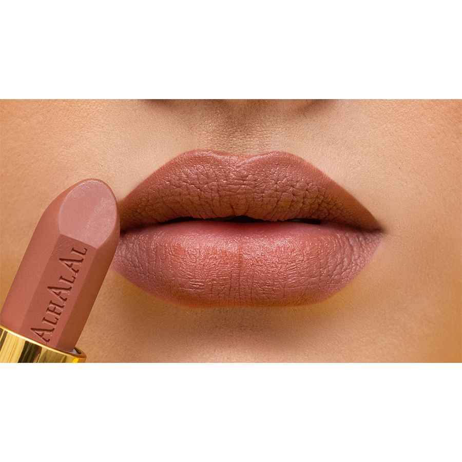 Alhalal Kosmetik Samtlippenstëft LIPPESNTIFT BROWN no bei de volle Lëpsen applizéiert