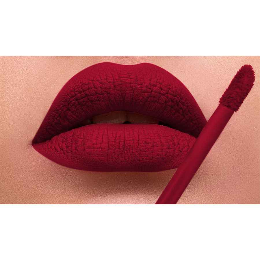 Smooth Liquid Lipstick vun Alhalal Cosmetics an engem déifroude Ton op volle Lëpsen mat Applikator