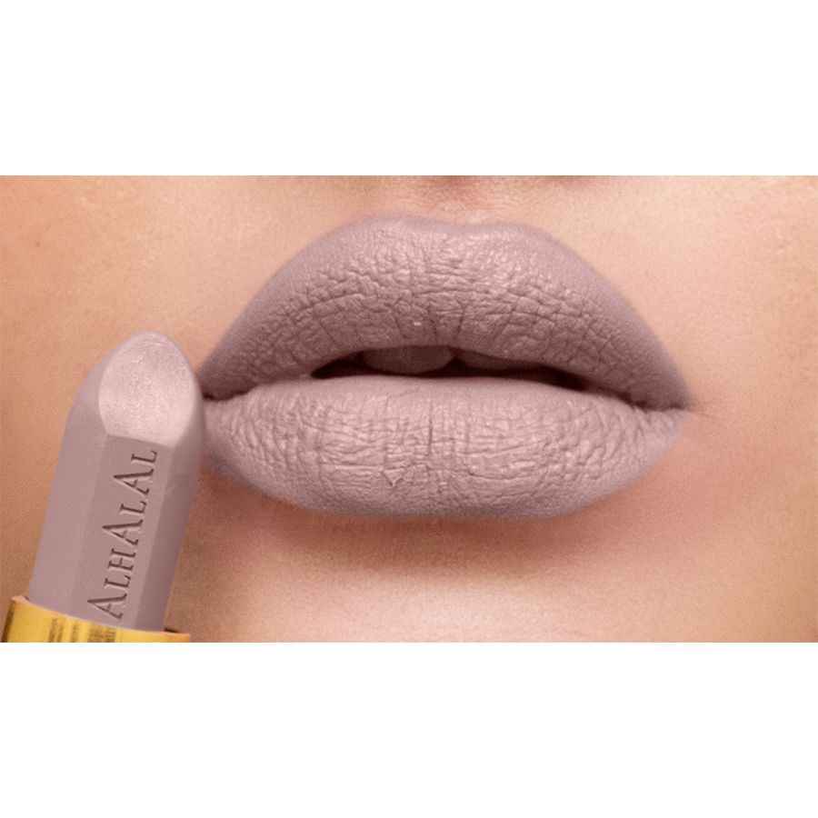 Alhalal Cosmetics brong Samtlippenstëft op mëll Lëpsen applizéiert fir e matte Finish