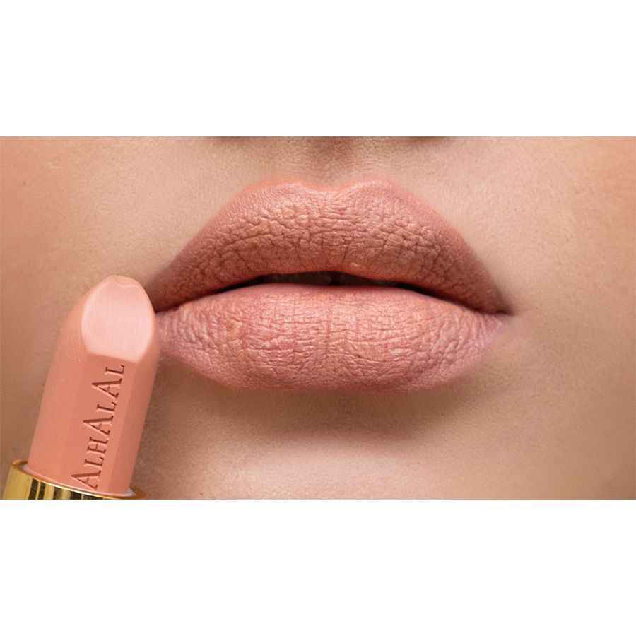 Alhalal Cosmetics Samtlippenstëft an engem mëllen bronge Schied, applizéiert op voll Lëpsen
