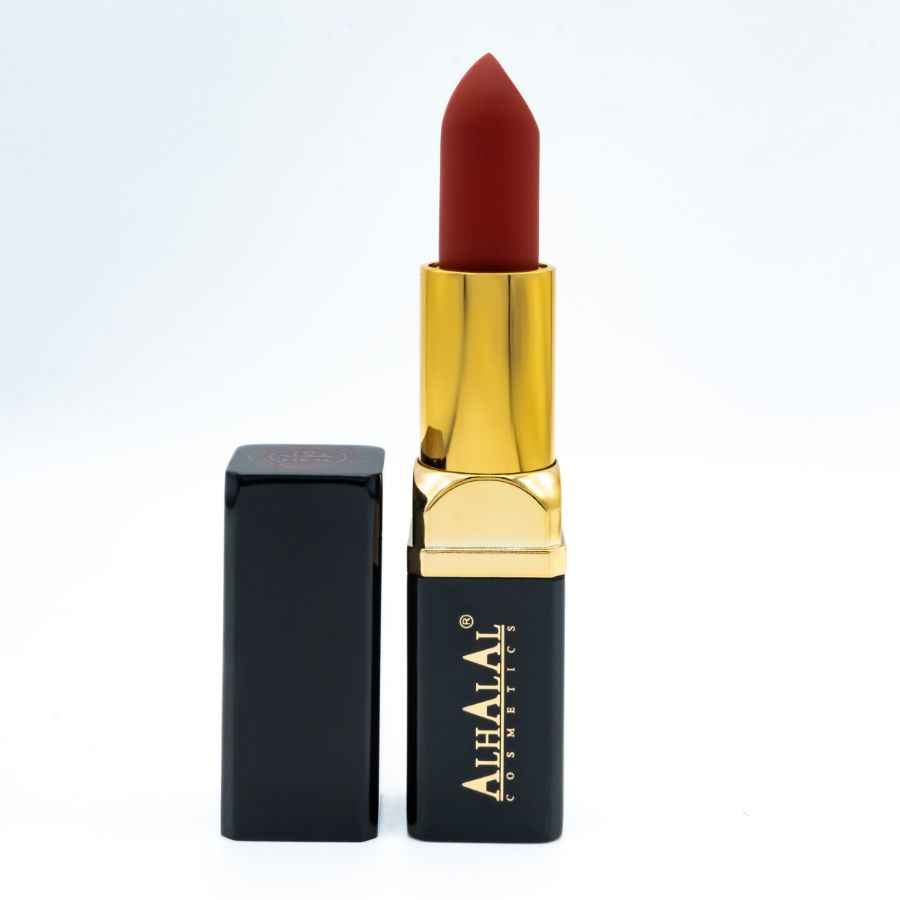 Alhalal Cosmetics Samtlippenstift opgemaach mat donkelem Lëppestëft an engem schwaarz-gëllene Case