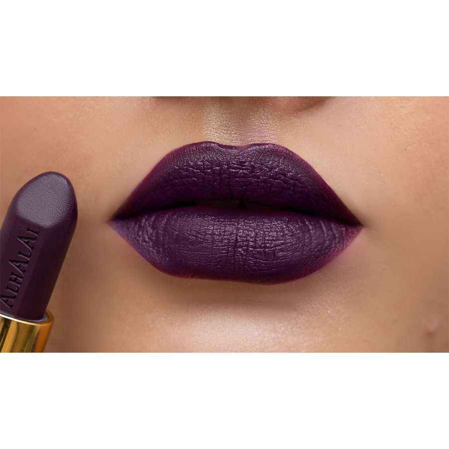 Däischter lila ECLIPSE LIPSTICK vun Alhalal Cosmetics op volle Lëpsen mat engem matten Finish