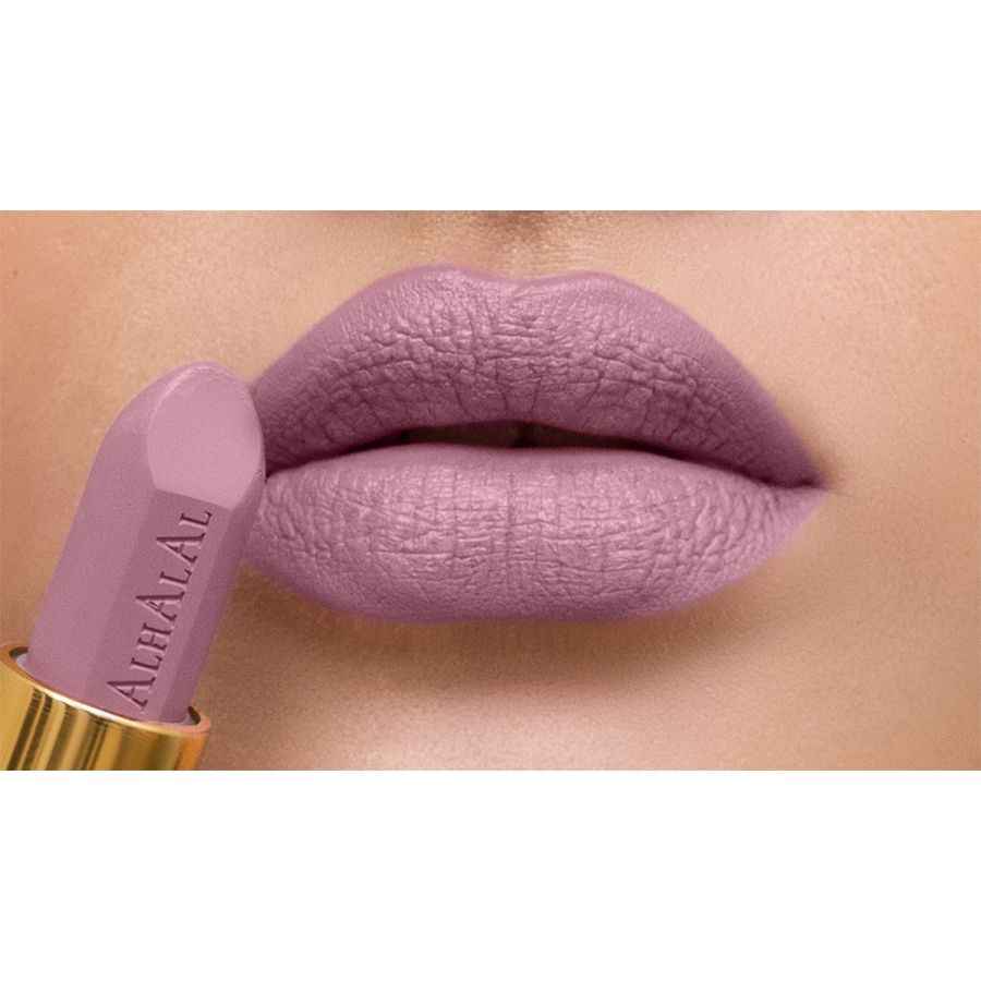 Alhalal Cosmetics Samtlippenstift lila op voll Lëpsen mat gëllener Ärmel applizéiert
