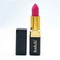 Alhalal Cosmetics Samtlippenstift Rout an der schwaarzer a gëllener Verpackung