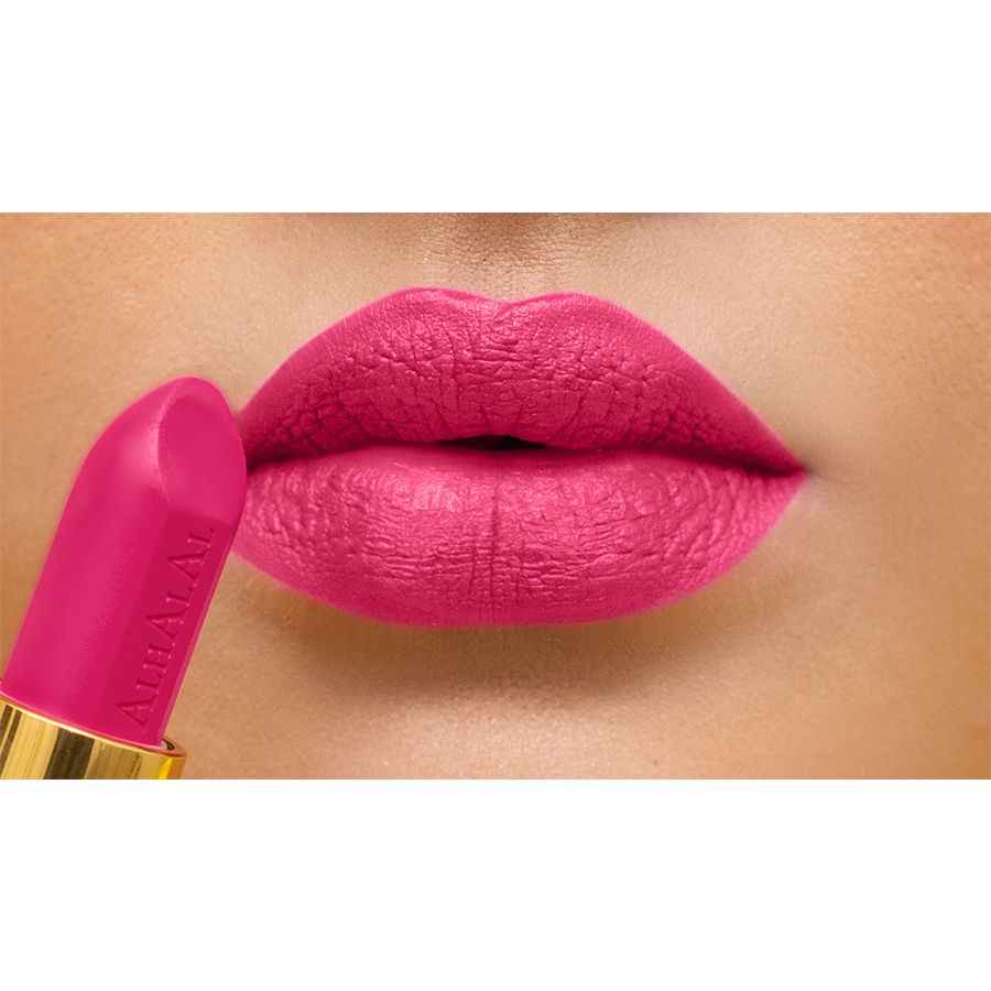 Velvet Lipstick Red vun Alhalal Cosmetics op voll Lëpsen a lieweger Faarf applizéiert