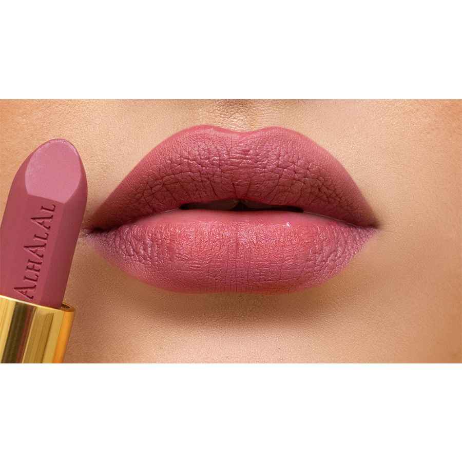 Samtlippenstift vun Alhalal Cosmetics a mëller rosa Faarf mat OLD LIPSTICK Textur