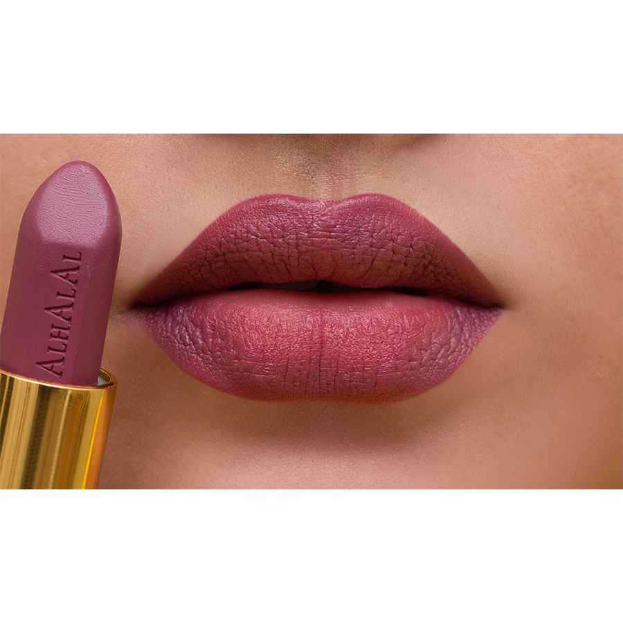 Alhalal Kosmetik PURPLE BROWN LIPSTICK mat Velvet Finish op enger Noperschaft vun de Lëpsen a Lippenstëft