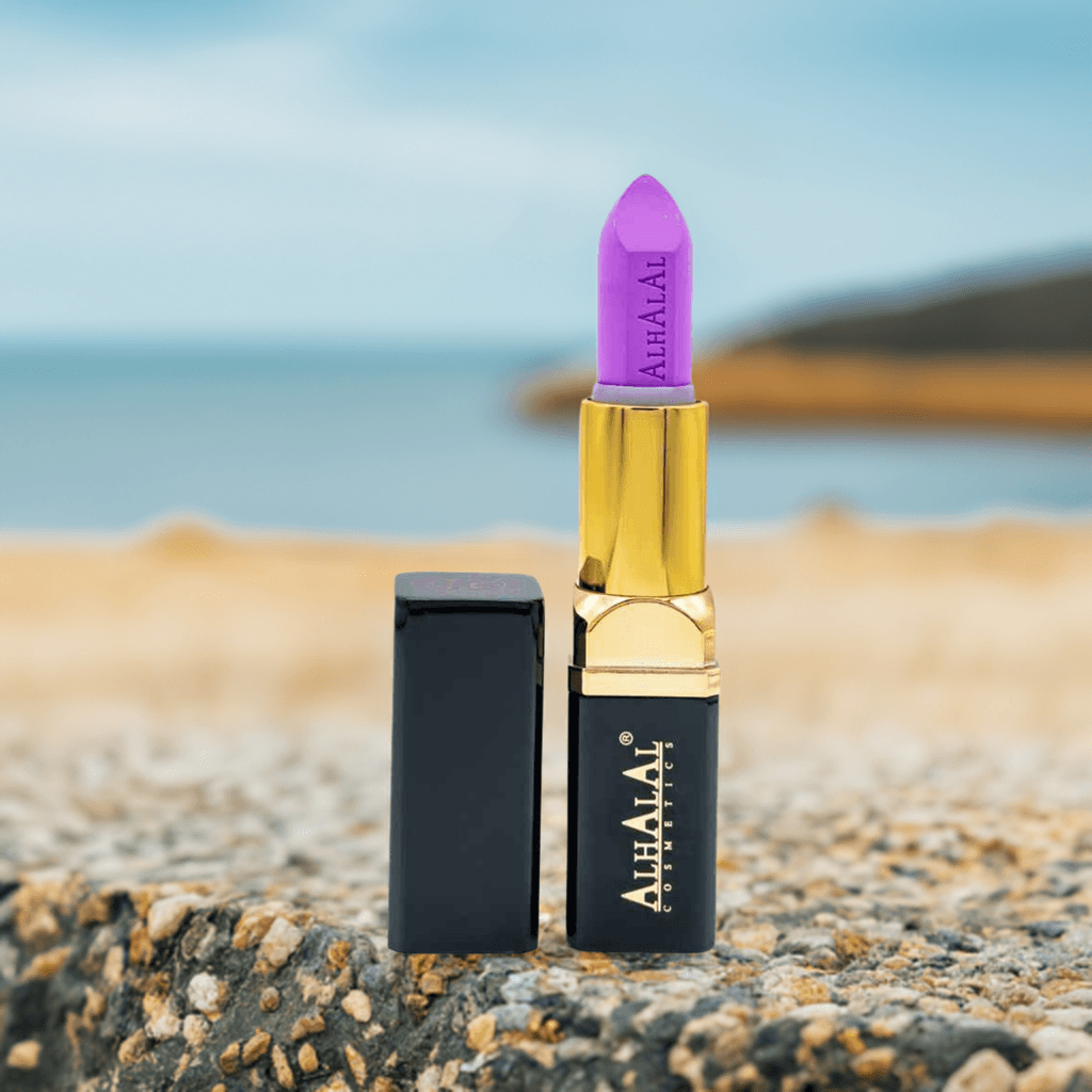 Alhalal Kosmetik PARSE LIPSTICK an engem lila Samtlippenstëft mat engem gëllene Halter op engem felsegen Hannergrond