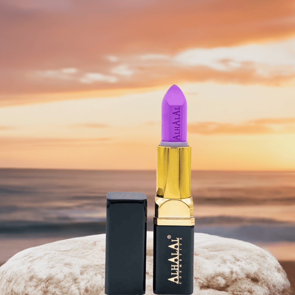 Alhalal Kosmetik lila Samt PARSE LIPSTICK mat gëllener Ärmel géint den Hannergrond vum Sonnenënnergang