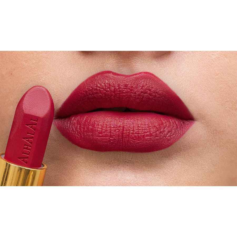 Alhalal Cosmetics Samtlippenstëft an engem déifrouten Toun mat enger mëller Textur fir de perfekte roude Lëppestëft-Look