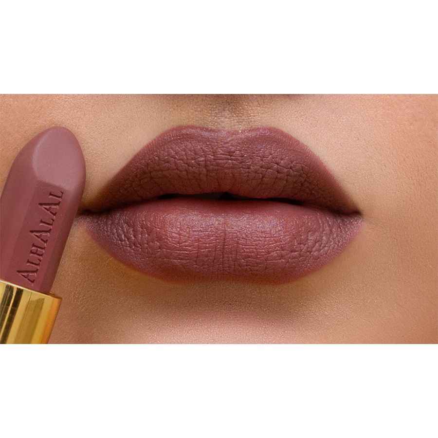 Alhalal Kosmetik PINK LIPSTICK op voll Lëpsen applizéiert mat passendem Lippenstëft