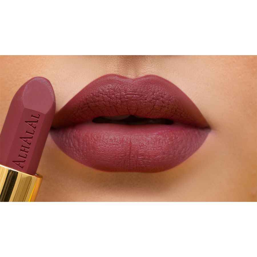 Alhalal Cosmetics Velvet Lippenstift an engem wäinfaarwege Schied op feminine Lëpsen mat dem Text WINE LIPSTICK