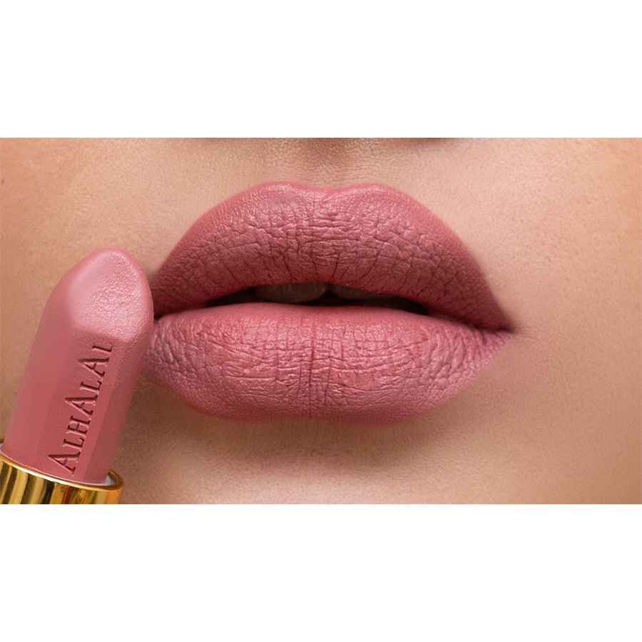 SOFT BROWN LIPSTICK vun Alhalal Cosmetics op voll Lëpsen no beim Lëppestëft applizéiert