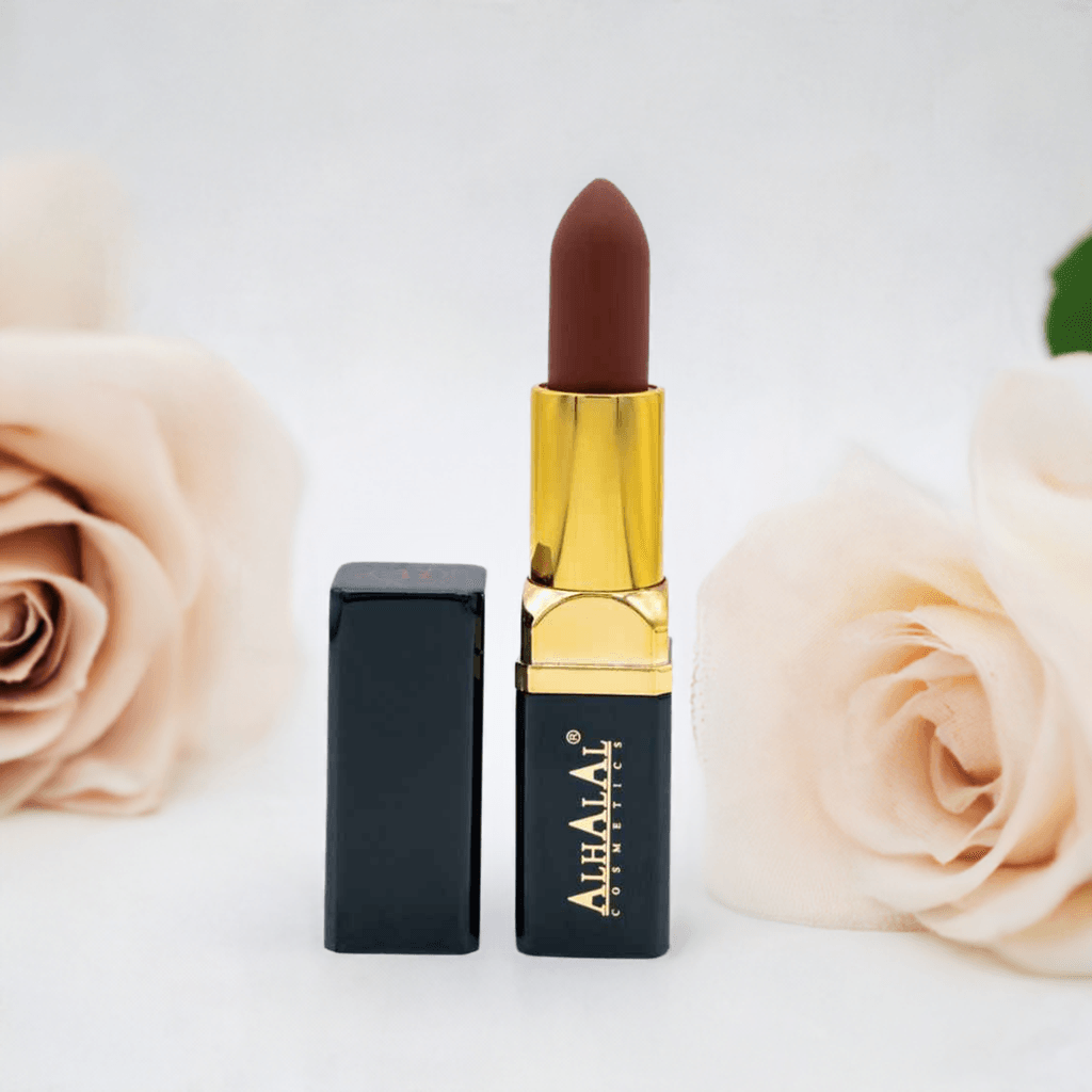 Alhalal Cosmetics Samtlippenstift an engem luxuriéise schwaarz-gëllene Case mat engem mëllen brongen Toun