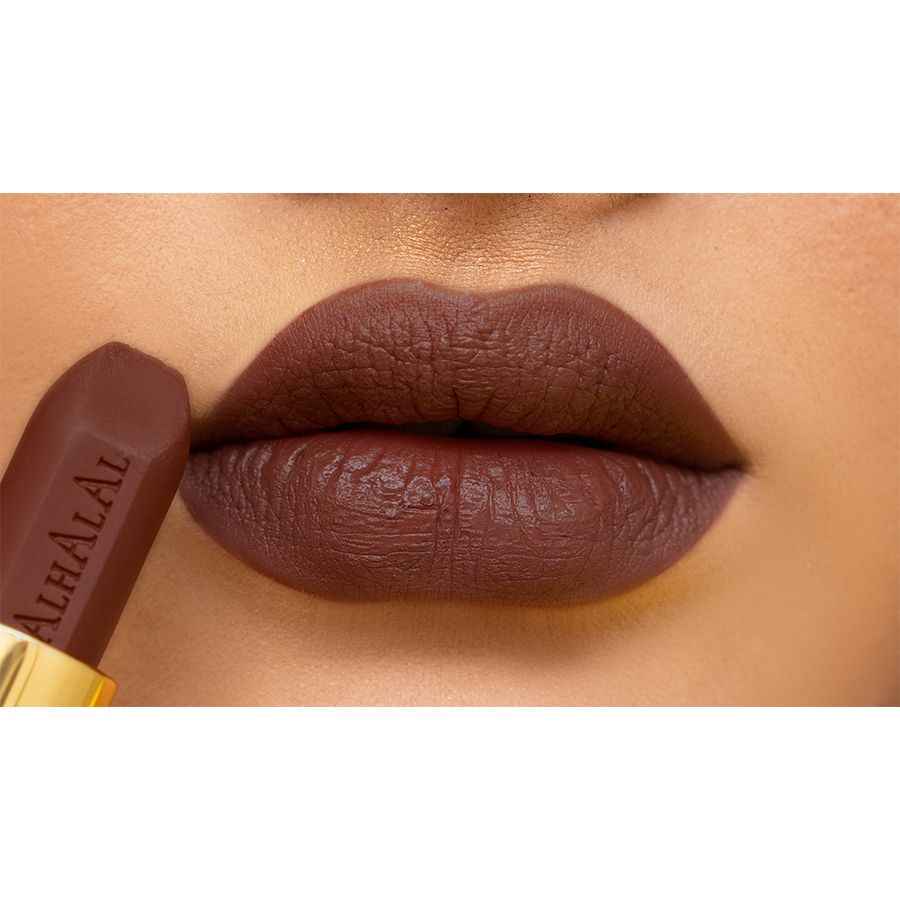 Alhalal Kosmetik VELVET LIPSTICK an engem déifbronge Schied op voll Lëpsen applizéiert